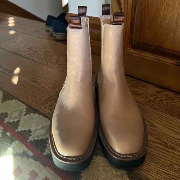 Sam Edelman Laguna Lug Sole Chelsea Boot - Picture 2 of 7